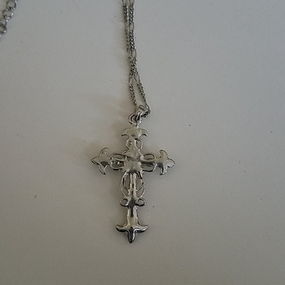 Fashion jewelry necklace with cross pendant - Picture 3 of 5